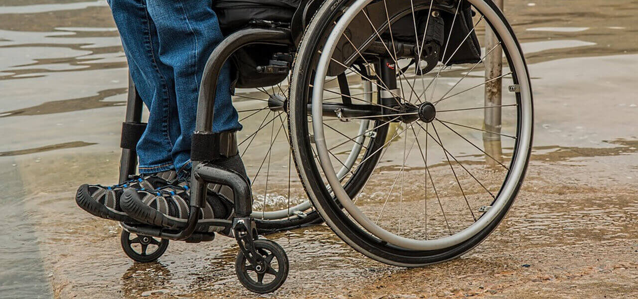 Disabile su sedia a rotelle