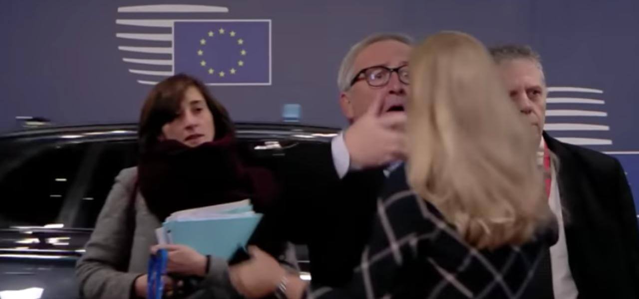 Juncker spettina una donna