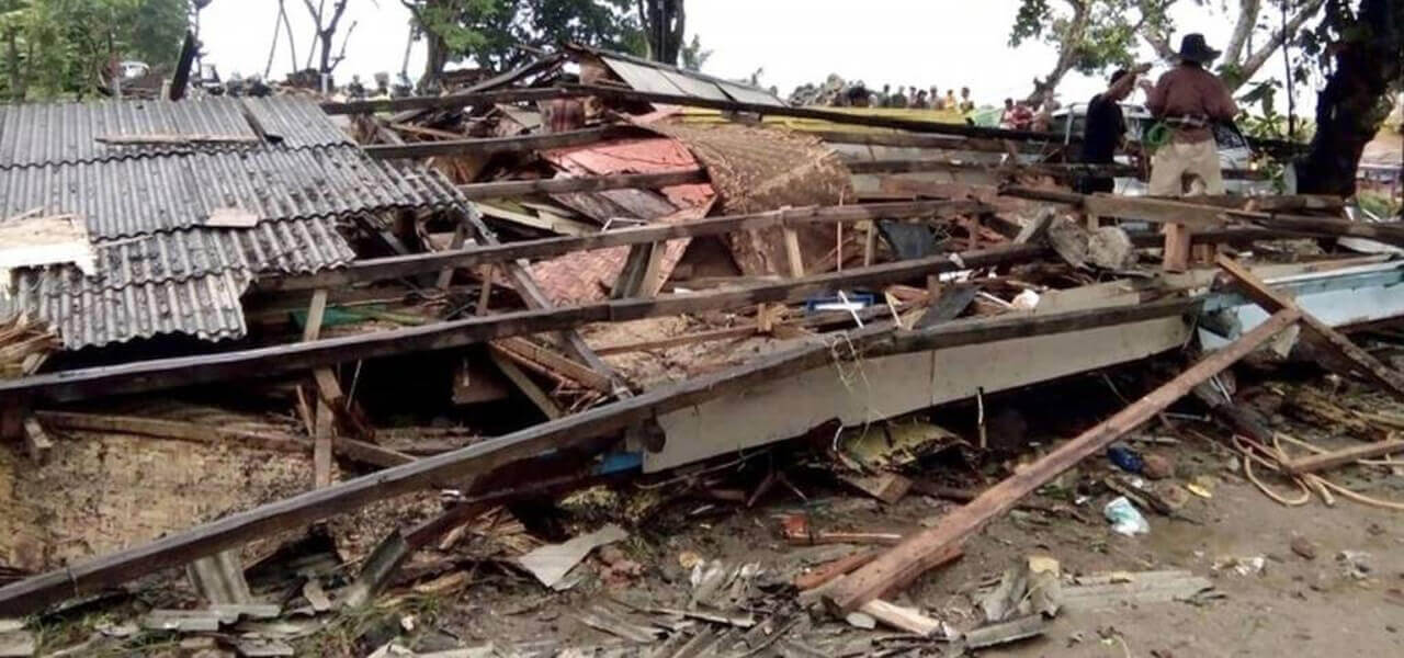 Tsunami in Indonesia dopo l'eruzione del Krakatoa