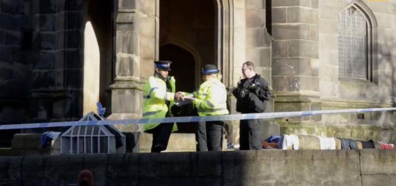 Polizia inglese fuori chiesa Manchester