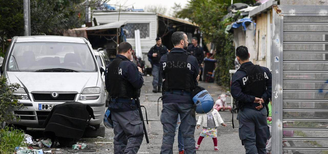 Polizia in campo rom