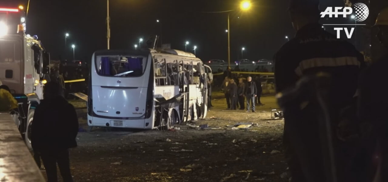Pullman esploso dopo la bomba in Egitto