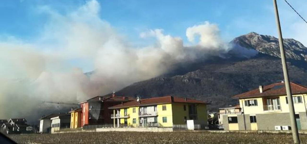 Como, incendio a Sorico: bosco in fiamme (Foto Twitter)