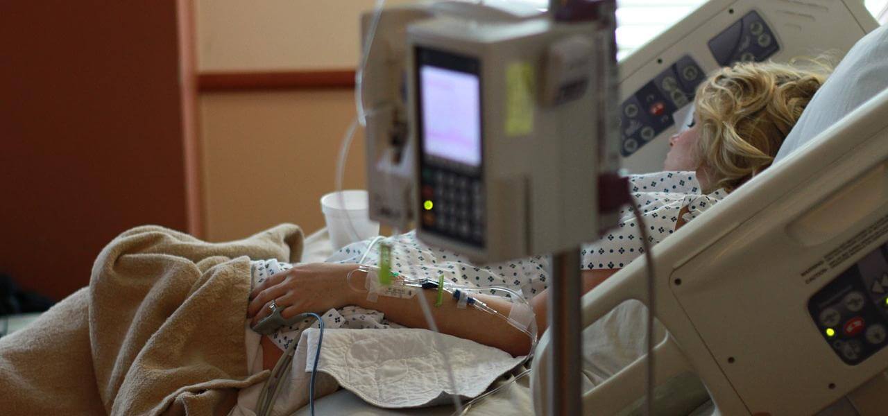 Donna ricoverata in ospedale