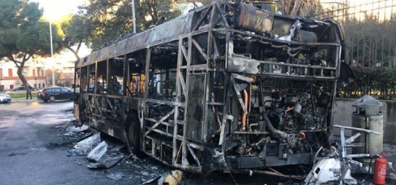 Roma, bus Atac in fiamme/ Ennesimo incendio: sei auto in ...