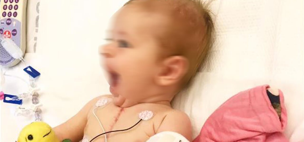 Zola, bimba con metà cuore