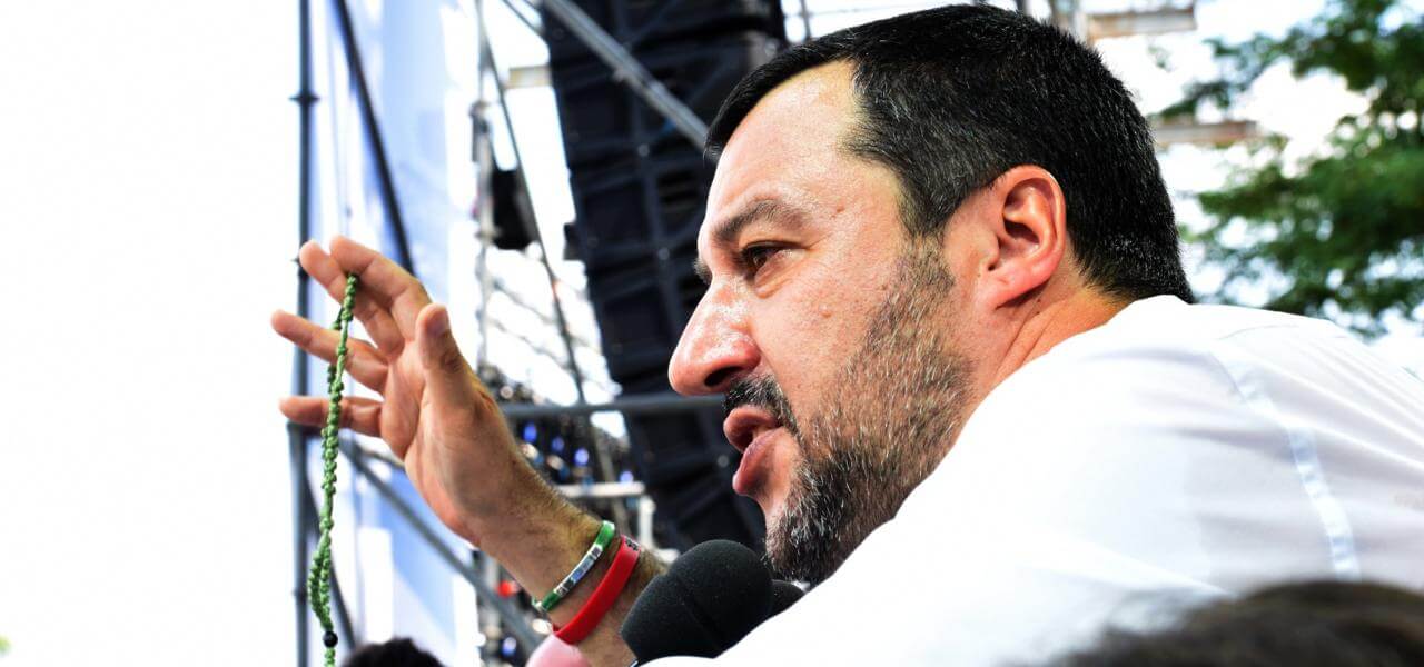 Matteo Salvini col rosario