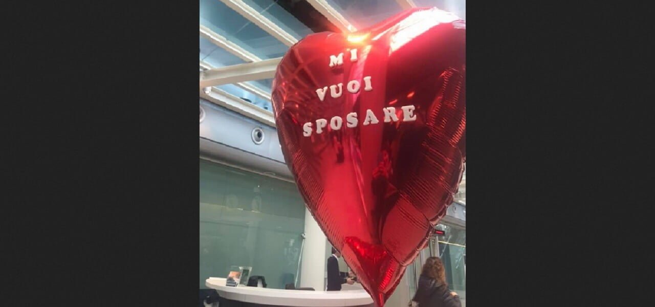 Proposta di nozze in aeroporto: lei dice no e fugge