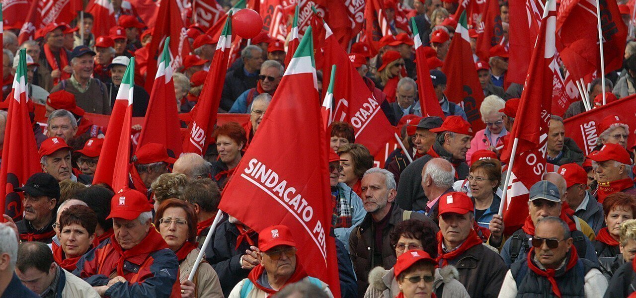 Cgil bandiere manifestazione Lapresse1280
