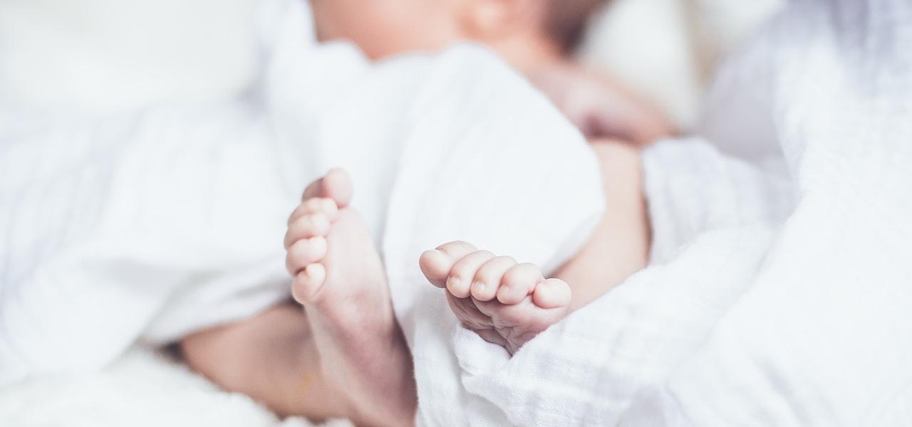 Neonato dimesso: morto per polmonite
