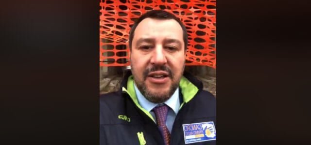 Matteo Salvini in una diretta su Facebook