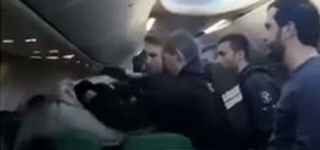 Urla ‘Allah Akbar’ in aereo: è caos