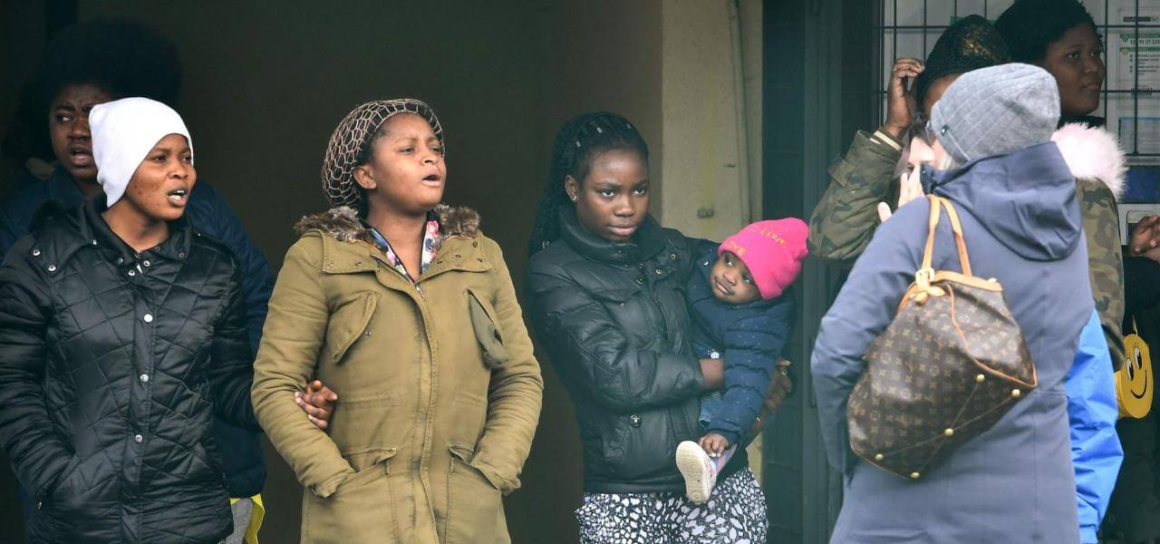 Migranti fuori dal Cara di Castelnuovo