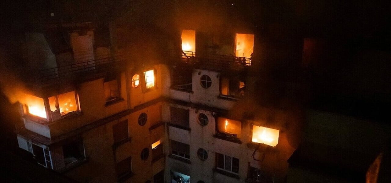 Incendio in un palazzo di Parigi: 8 morti