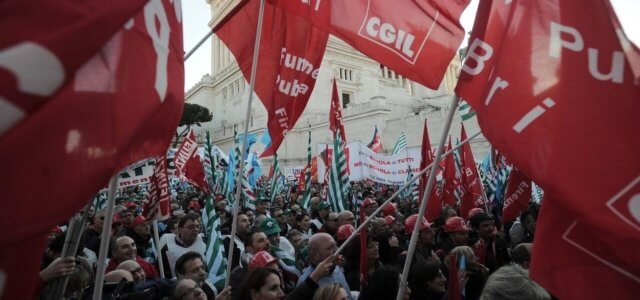 Manifestazione Sindacati Bandiere Lapresse1280 640x300