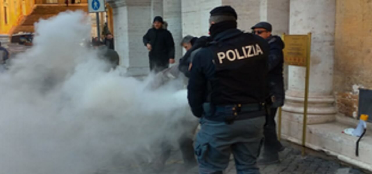 Allevatore tenta di darsi fuoco a Roma (Twitter)