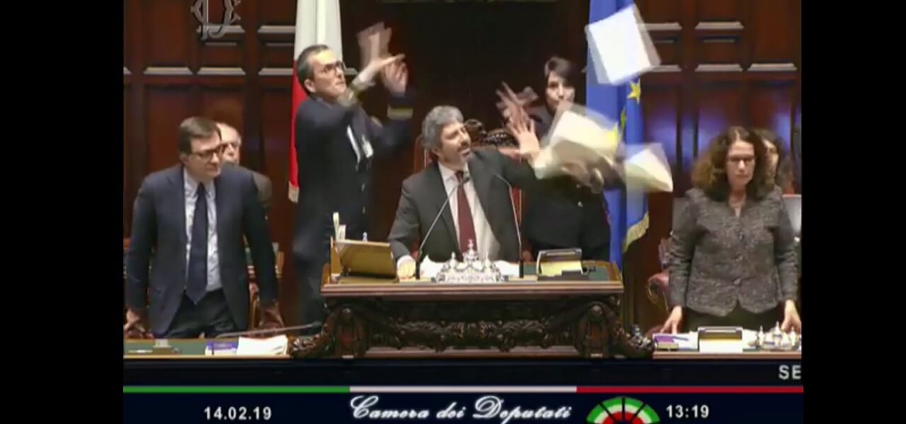 gesto delle manette m5s