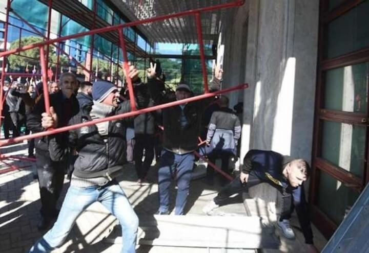 Albania assaltoGoverno web