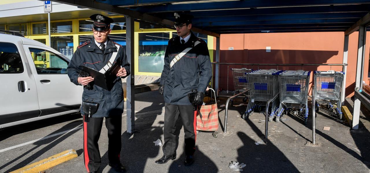 Rapina davanti al supermercato