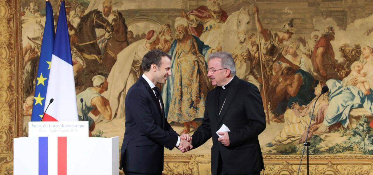 Macron col Nunzio Apostolico