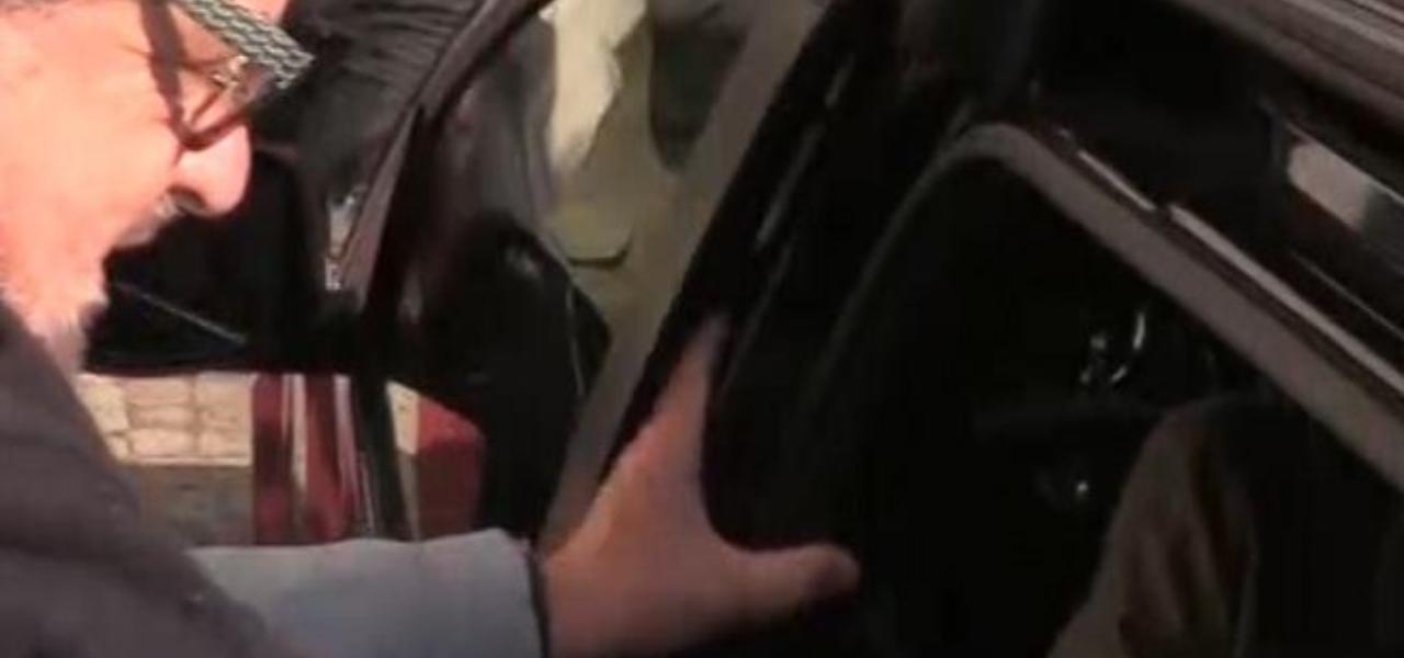 Beppe Grillo e la mano incastrata