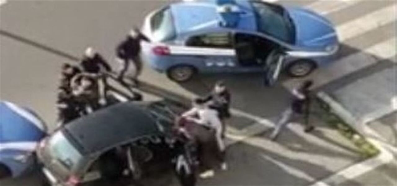 poliziotti accerchiati tor bella monaca