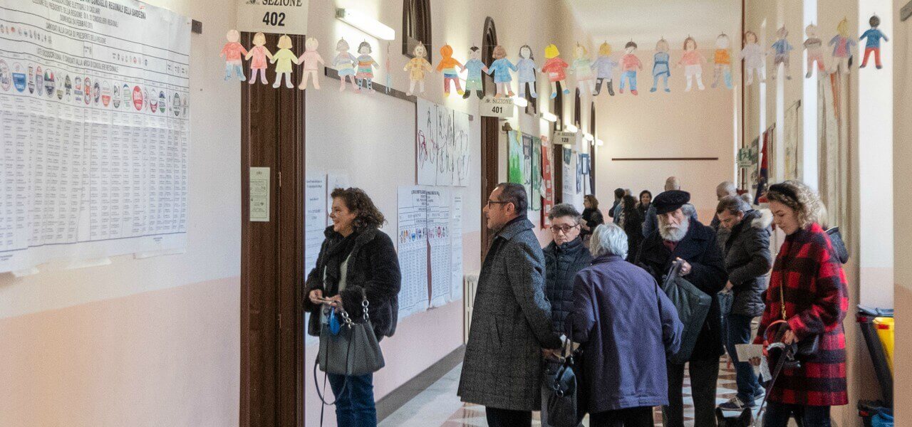 elezioni seggio sardegna lapresse1280