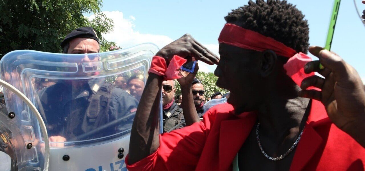 Migrante Tendopoli SanFerdinando Lapresse1280