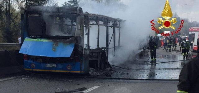 Bus sequestrato e dato alle fiamme