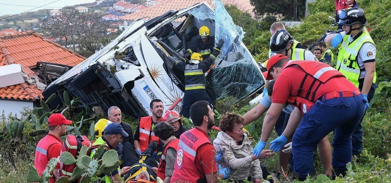 bus turistico ribaltato portogallo 2019 lapresse