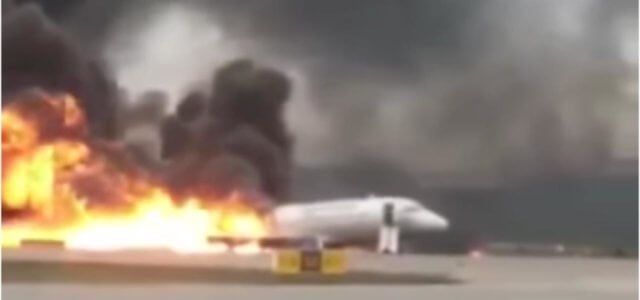 aereo in fiamme a Mosca