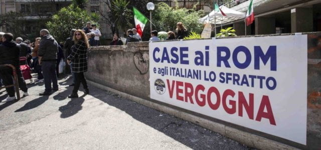 Roma, proteste contro i rom a Casal Bruciato