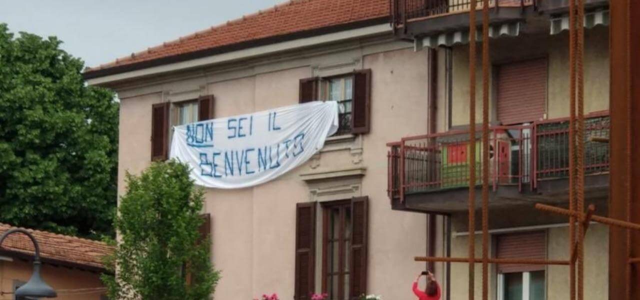 Striscione anti Salvini