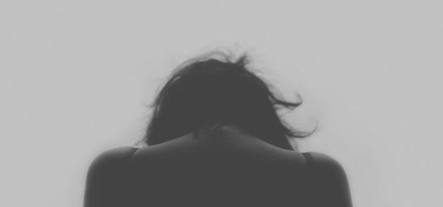 donna solitudine depressione suicidio pixabay1280 640x300