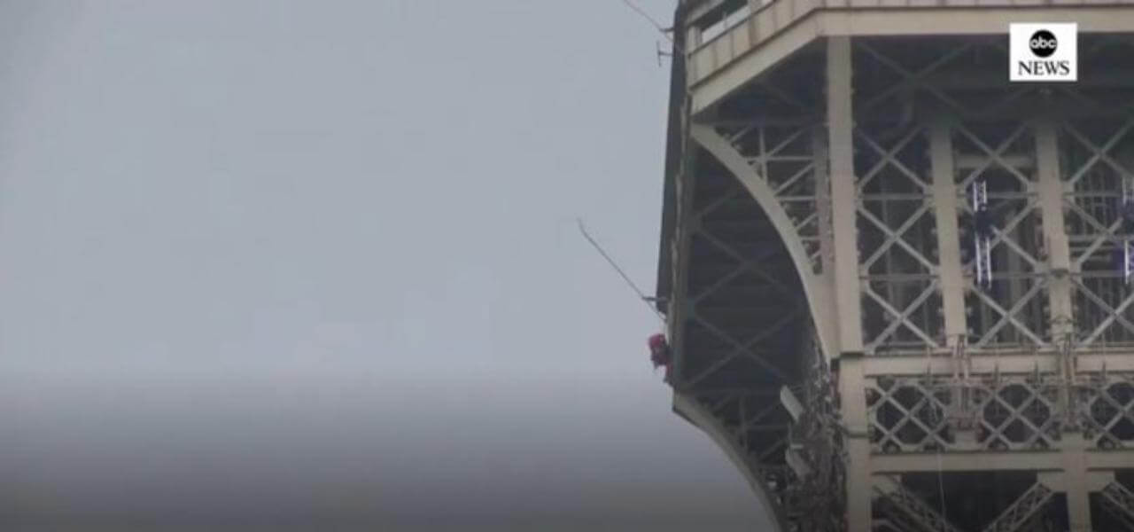 Parigi, uomo scala la Tour Eiffe