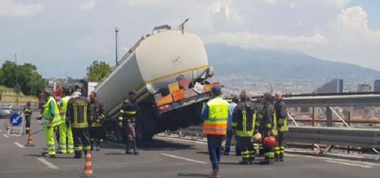 Autocisterna si ribalta a Napoli