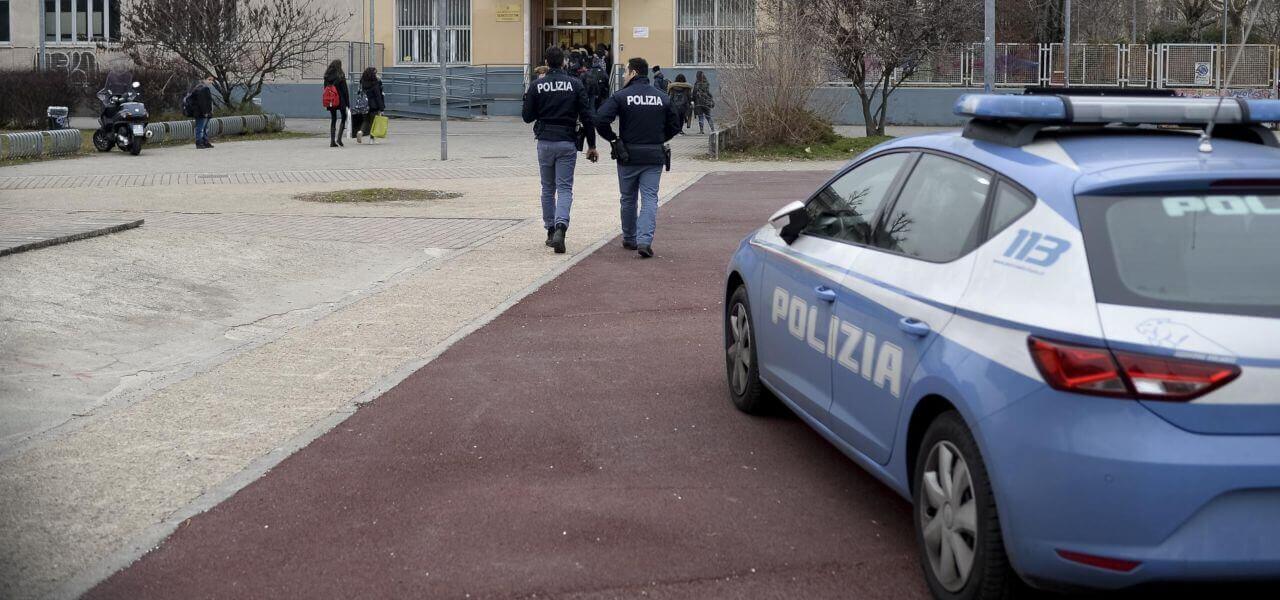 Polizia a scuola