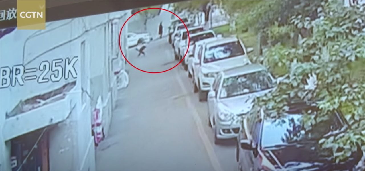 bambino salvato cina al volo