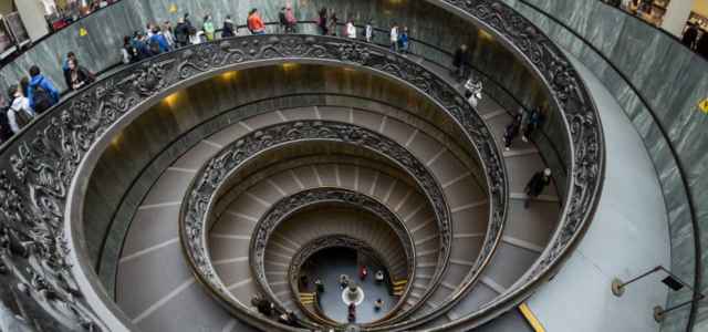 Musei Vaticani, la scalinata di Giuseppe Momo