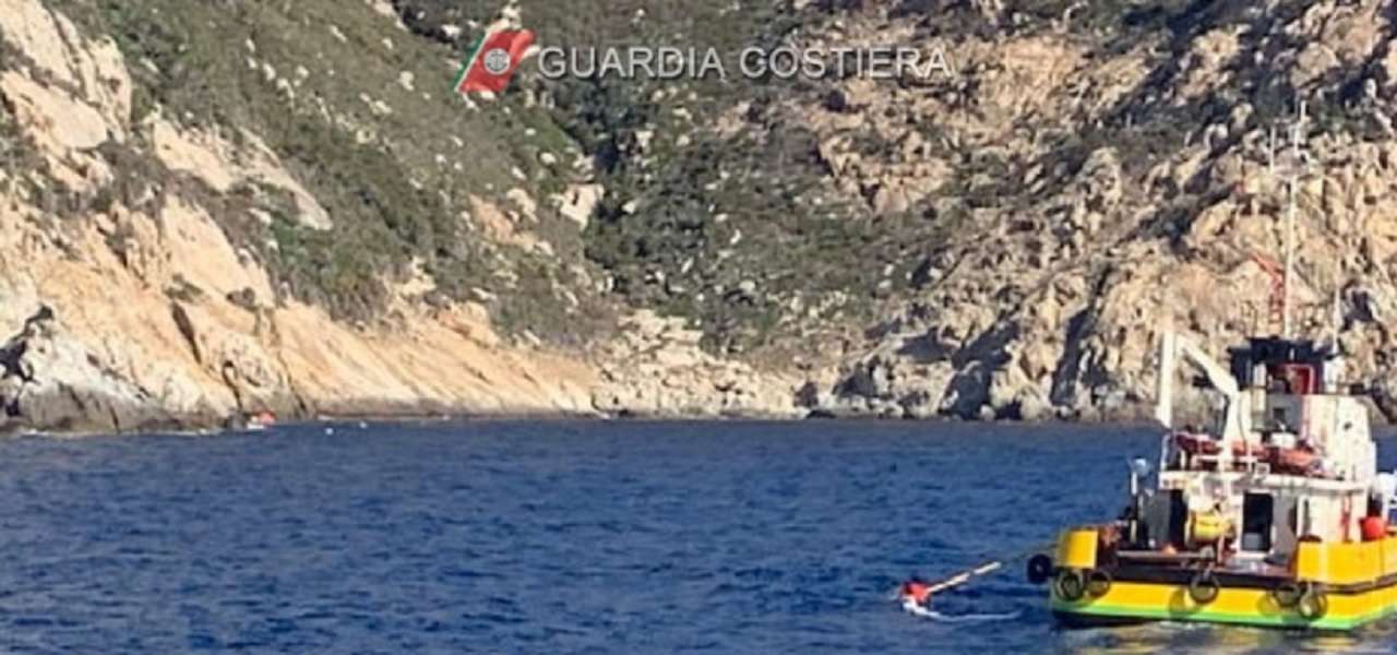 Isola di Montecristo, peschereccio si incaglia