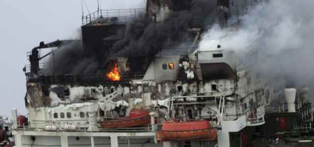 Petroliera a fuoco
