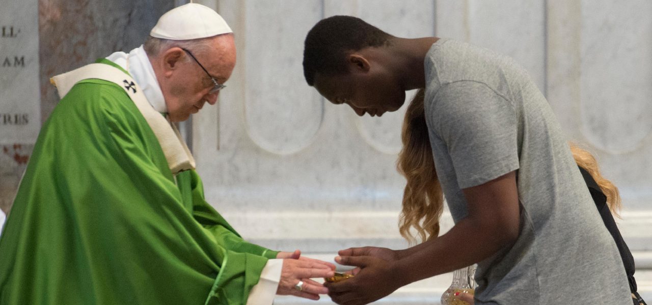 Papa Francesco, la messa per i migranti