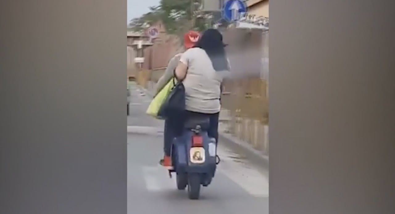 Gesù al posto della targa (Yt)