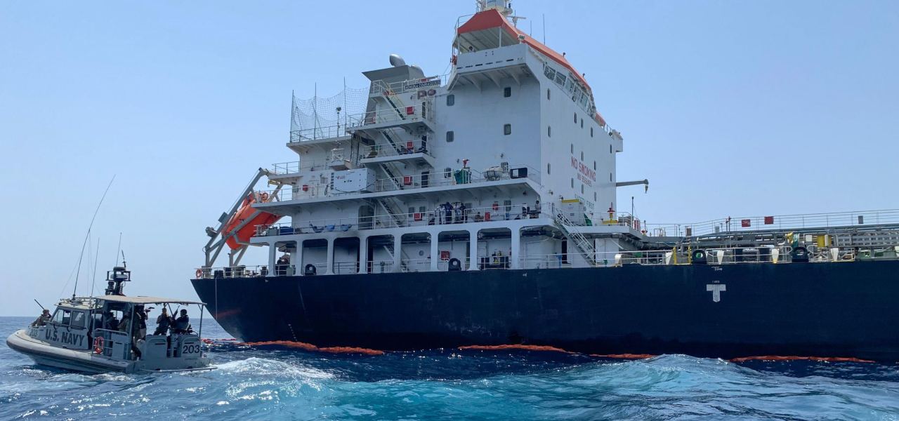 Petroliera scortata nel Golfo