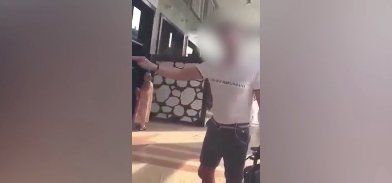 aggredisce due ragazze milano