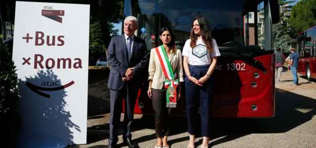 Raggi presenta bus Atac