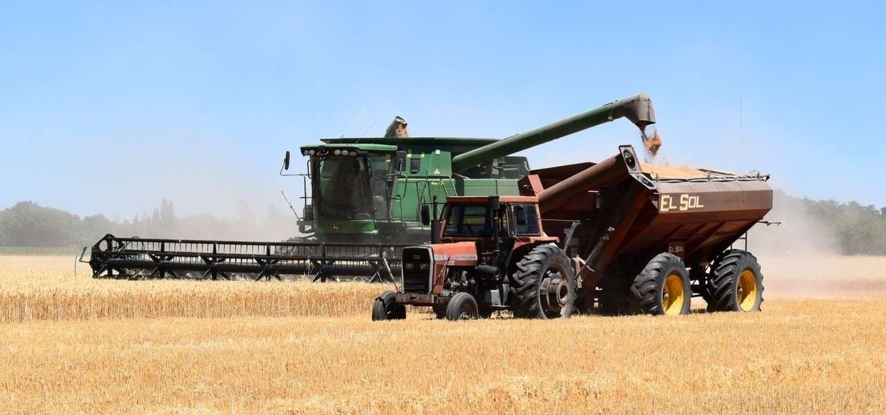 Campi trattore agricoltura pixabay1280