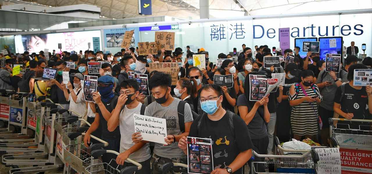 Proteste in aeroporto Hong Kong