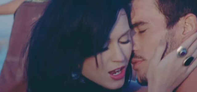 Katy Perry e Josh Kloss nel video di "Teenage Dream"