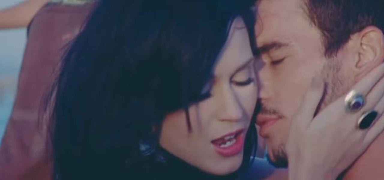 Katy Perry e Josh Kloss nel video di "Teenage Dream"